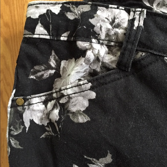 Soft Surroundings 18 Floral Black Jeans w/ Stretch - Picture 5 of 6